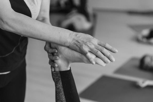 Nahaufnahme einer physiotherapeutischen Behandlung für Gelenkprobleme in Winterthur